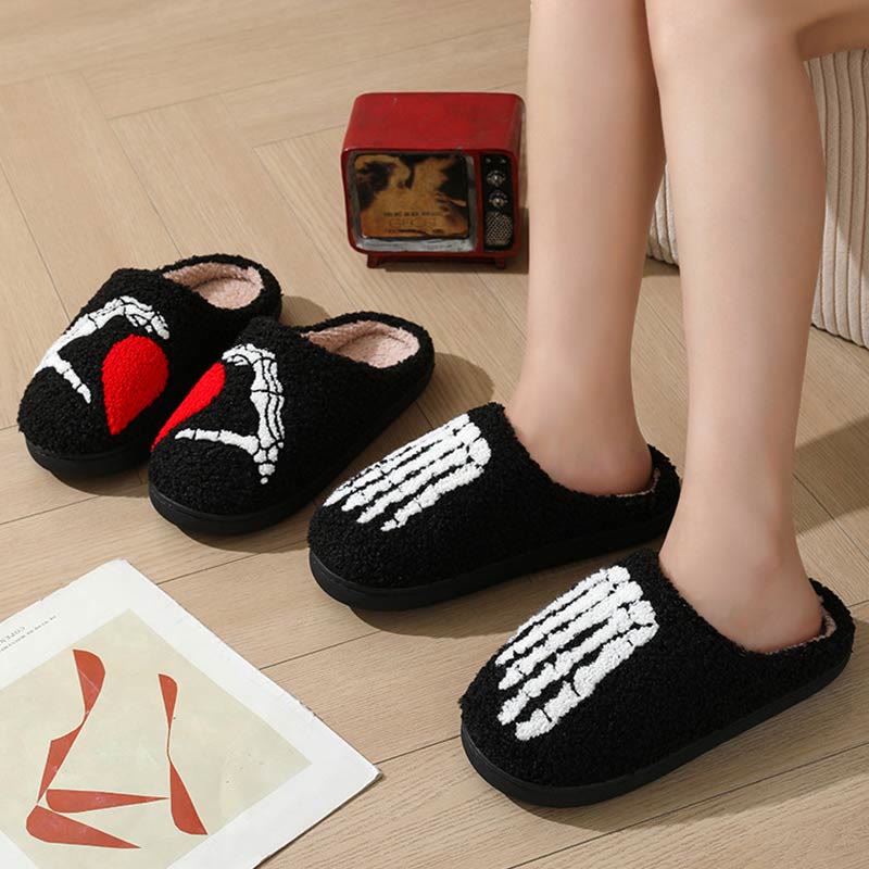 Chaussons grande taille motif cœur et main fantôme - image 3