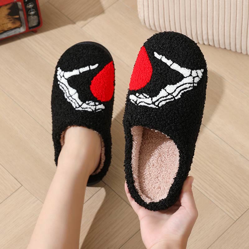 Chaussons grande taille motif cœur et main fantôme - image 7