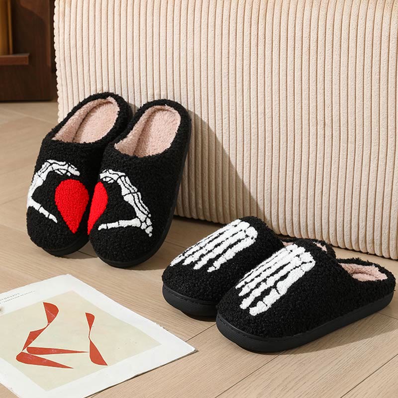 Chaussons grande taille motif cœur et main fantôme - image 9