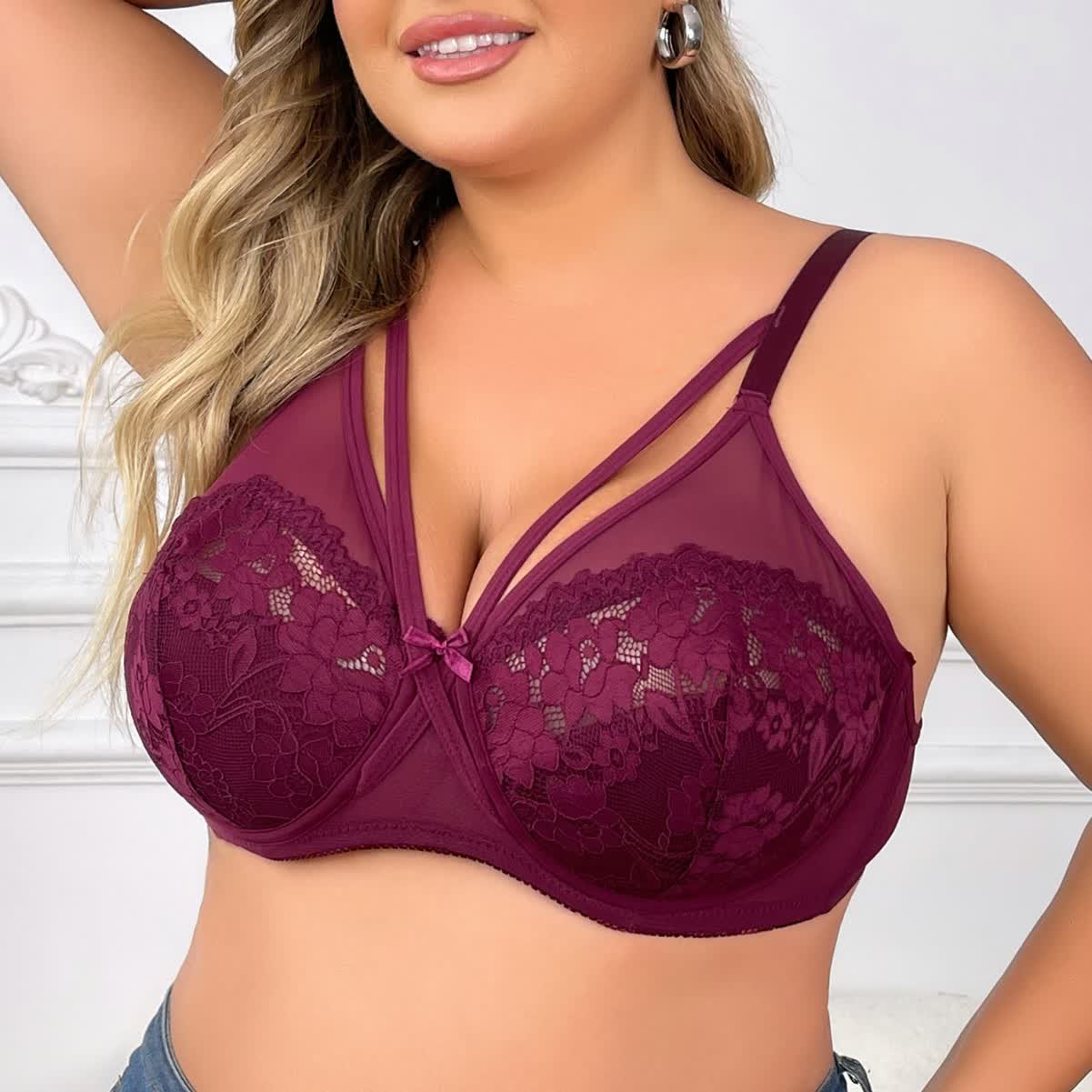 Soutien-gorge plongeant ultra-fin à armatures et double boutonnage en dentelle