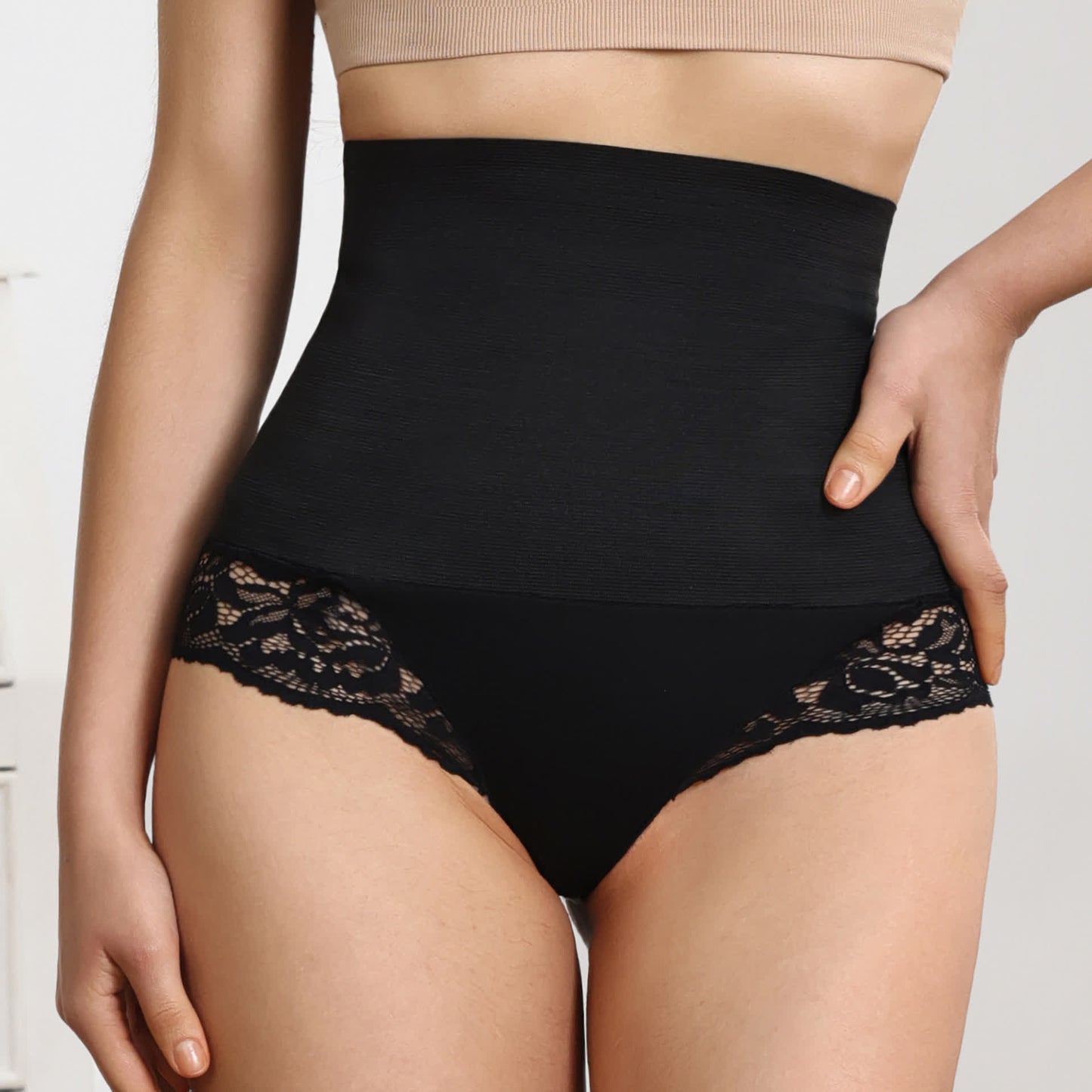 Culotte gainante en dentelle taille moyenne