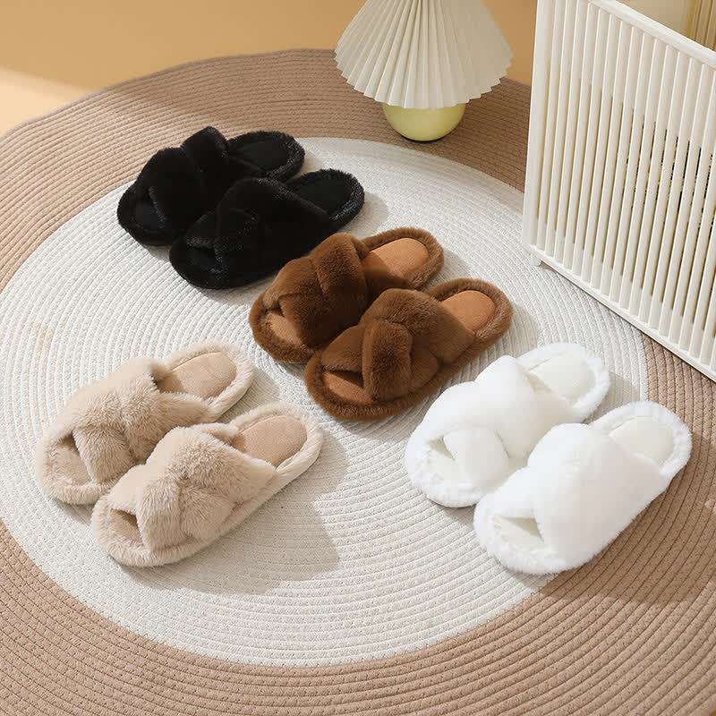Chaussons grande taille à bandes croisées et pelucheuses de couleur unie