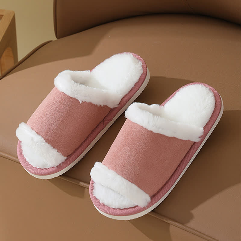 Chaussons en daim avec bordure en fourrure