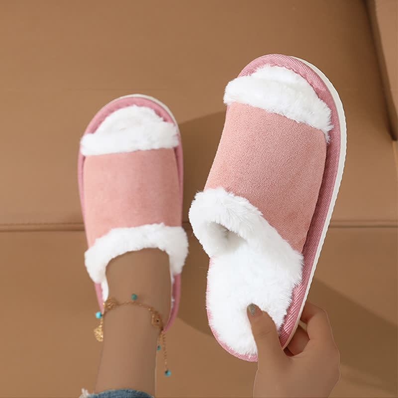 Chaussons en daim avec bordure en fourrure