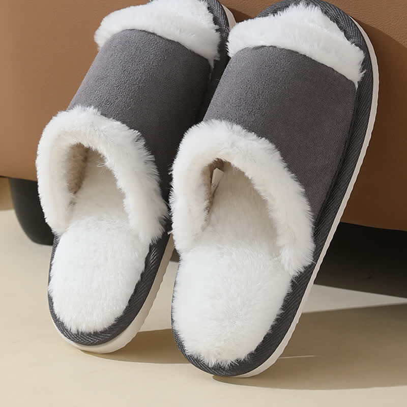 Chaussons en daim avec bordure en fourrure