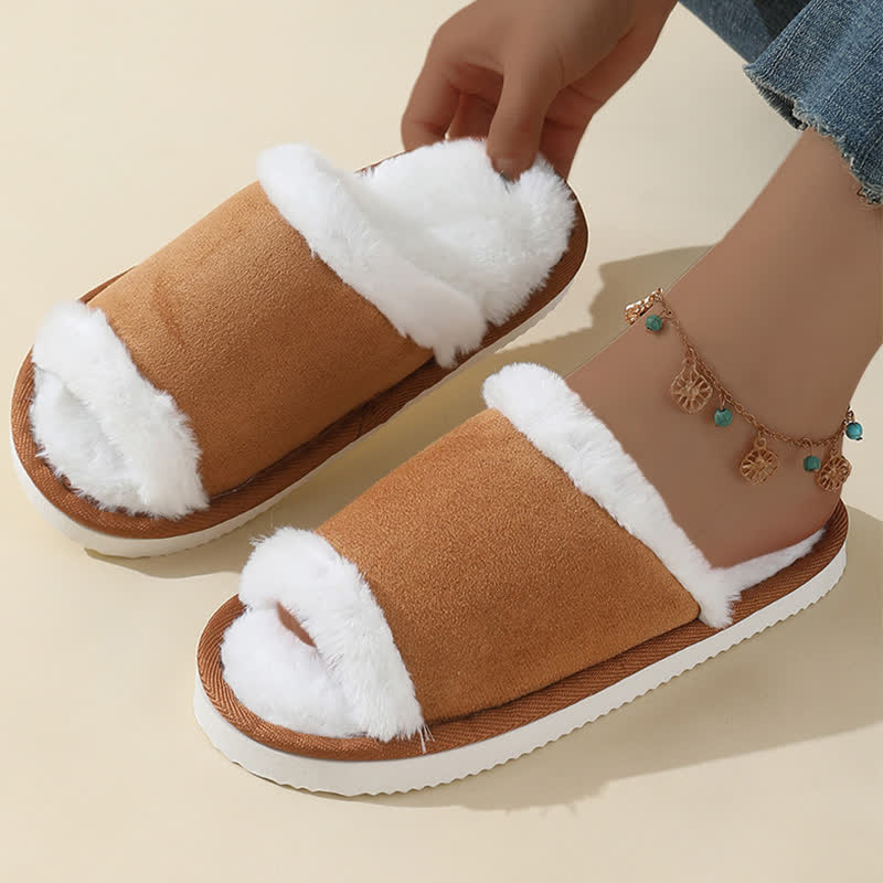 Chaussons en daim avec bordure en fourrure