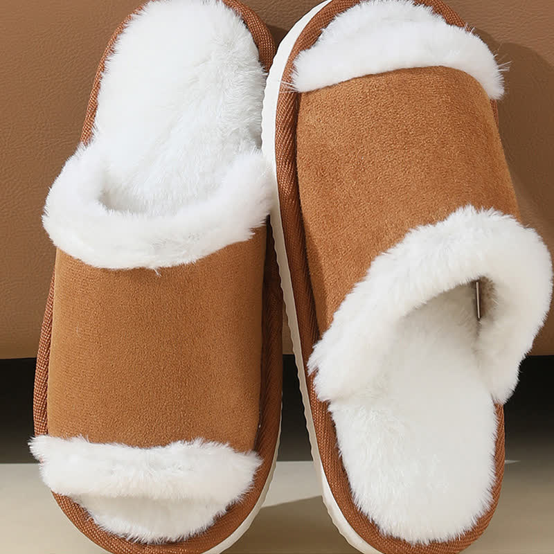 Chaussons en daim avec bordure en fourrure
