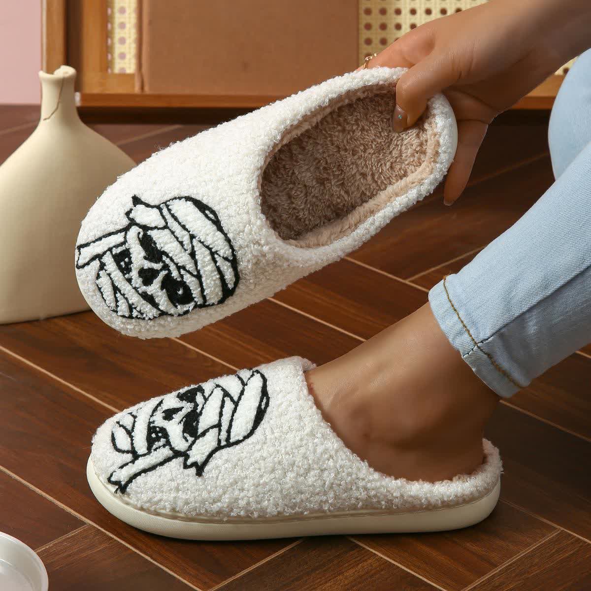Chaussons d'Halloween grande taille à imprimé tête de mort et bandage - image 5