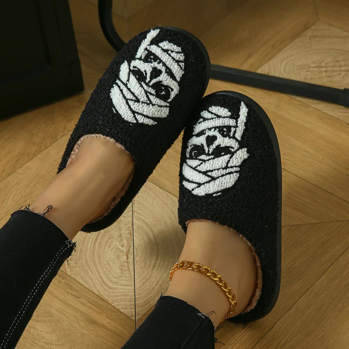 Chaussons d'Halloween grande taille à imprimé tête de mort et bandage - image 9