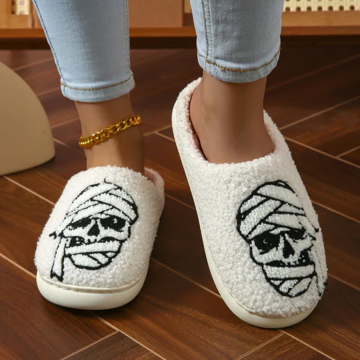 Chaussons d'Halloween grande taille à imprimé tête de mort et bandage - image 1