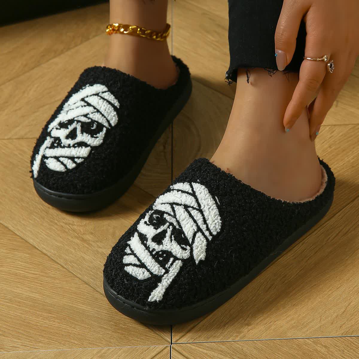 Chaussons d'Halloween grande taille à imprimé tête de mort et bandage - image 9