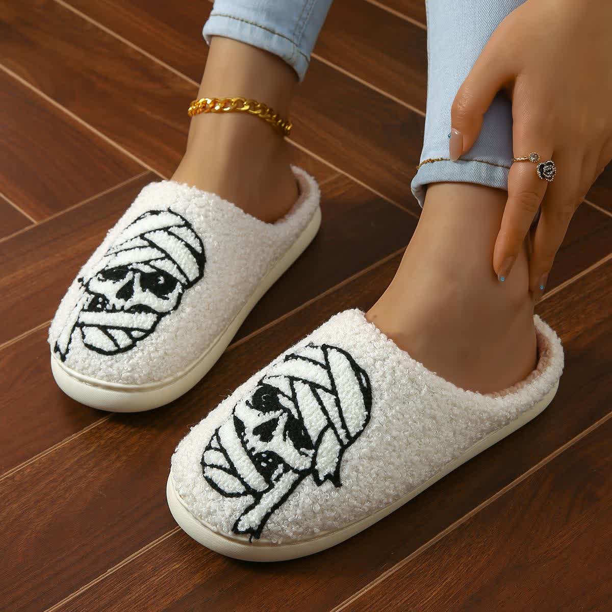 Chaussons d'Halloween grande taille à imprimé tête de mort et bandage - image 3