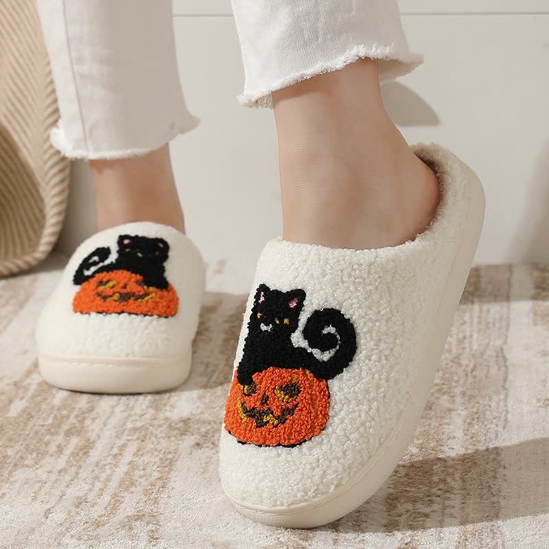 Pantoufles en peluche chat noir d'Halloween sur citrouille - image 3