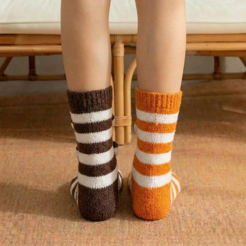 Chaussettes-chaussons rayées en peluche avec un adorable panda roux - image 3