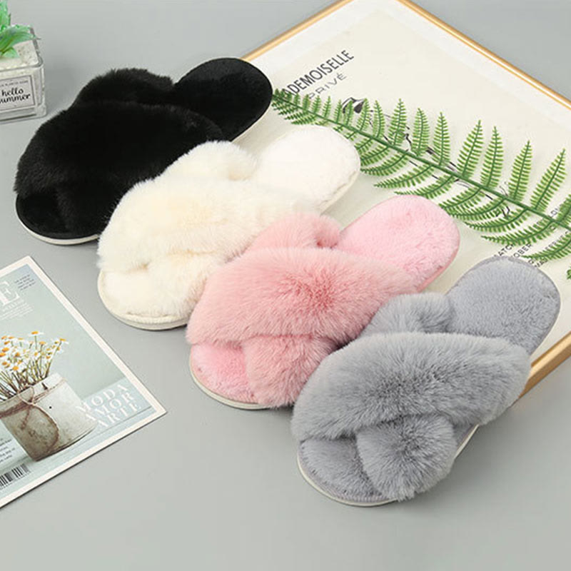 Chaussons en peluche à brides croisées grande taille