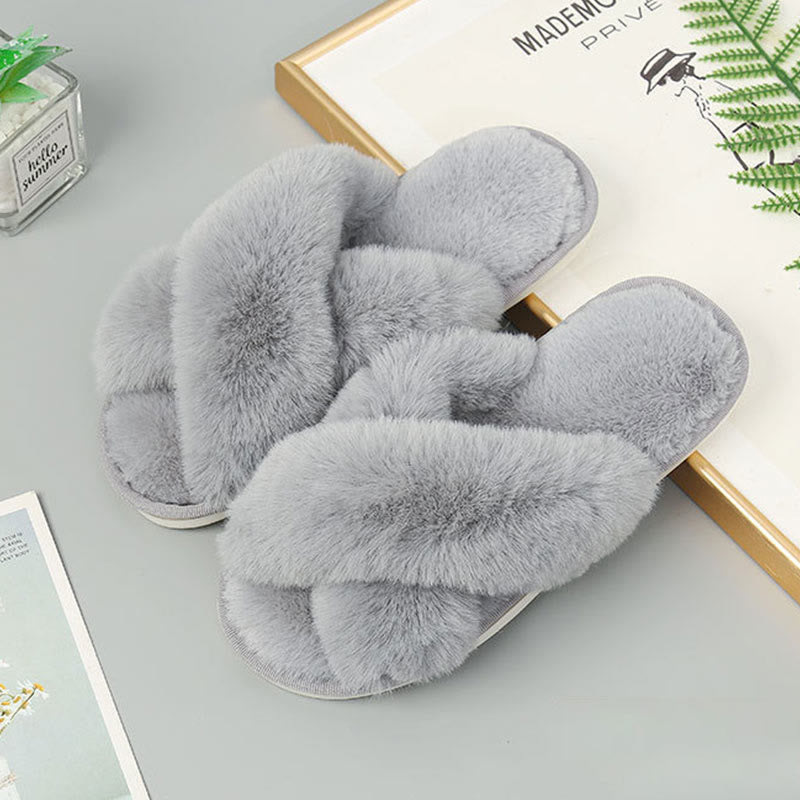 Chaussons en peluche à brides croisées grande taille