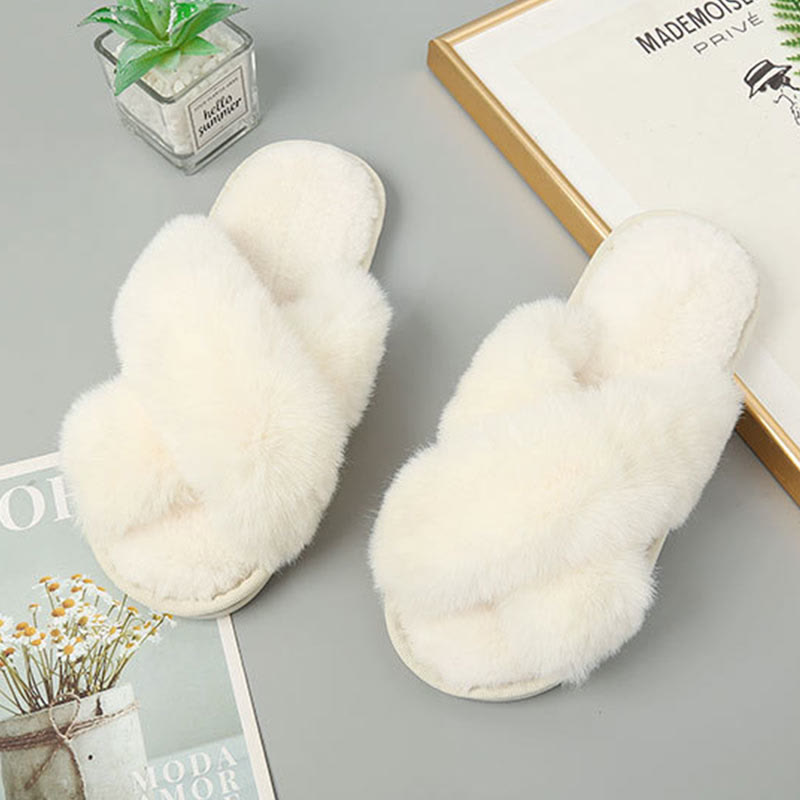 Chaussons en peluche à brides croisées grande taille