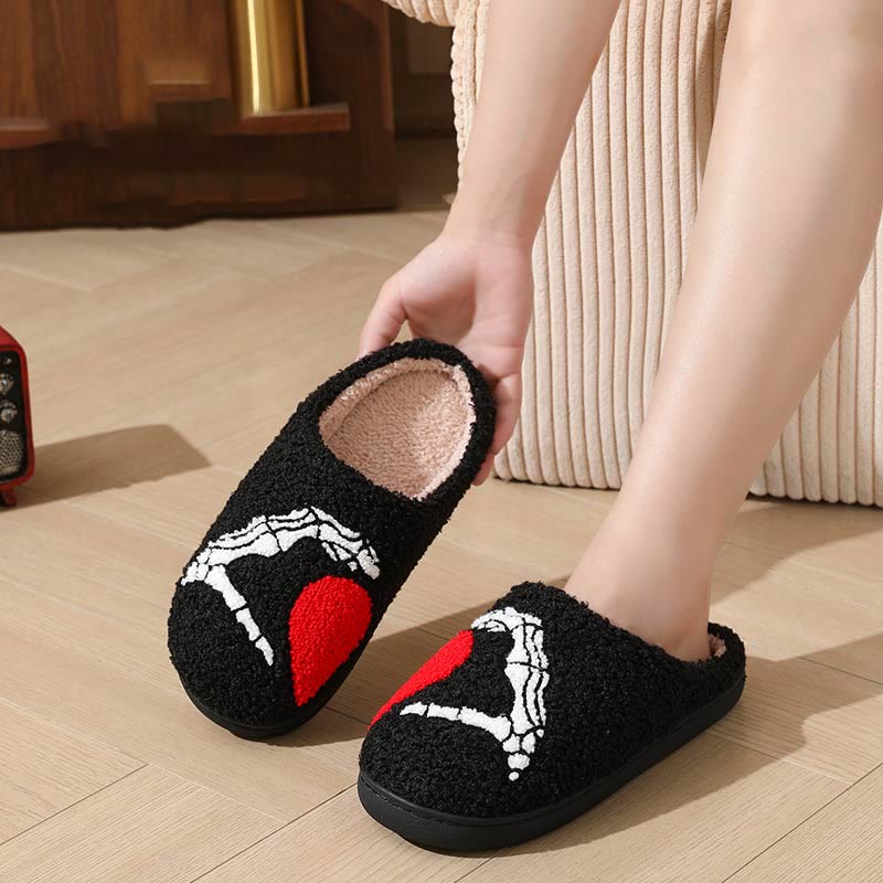 Chaussons grande taille motif cœur et main fantôme - image 5