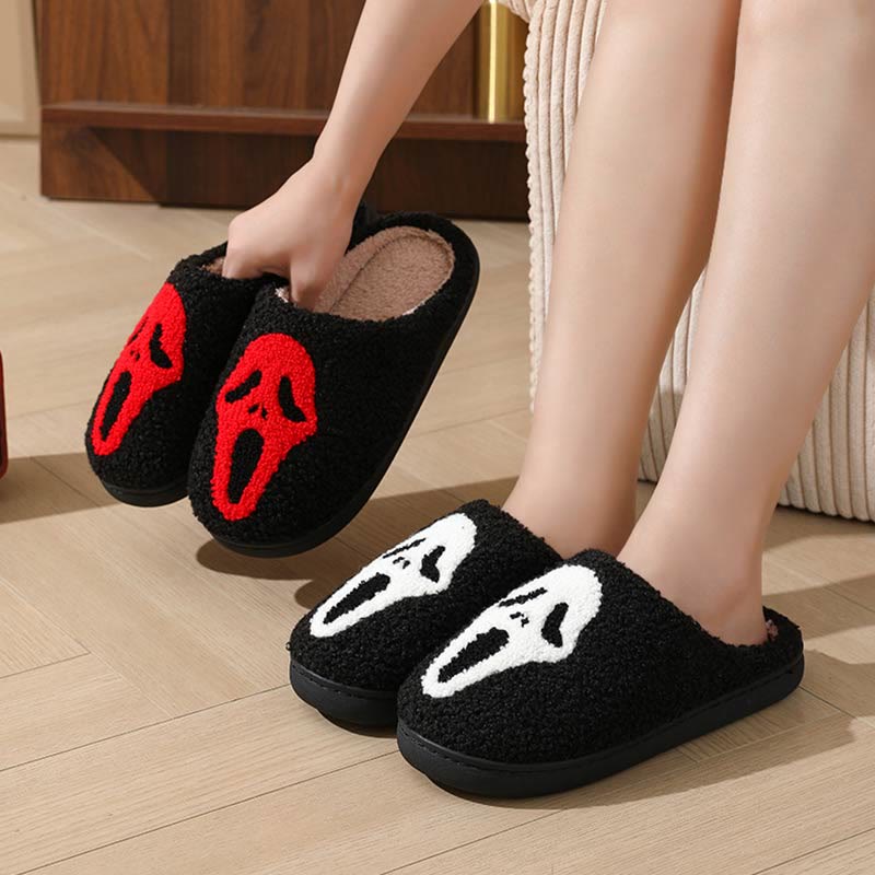 Chaussons grande taille motif cœur et main fantôme - image 1