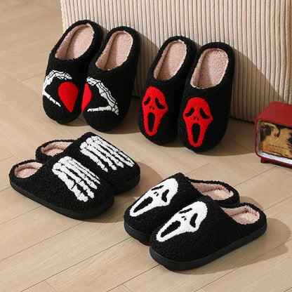 Chaussons grande taille motif cœur et main fantôme - image 9