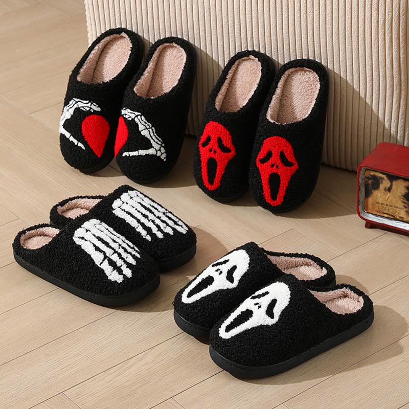 Chaussons grande taille motif cœur et main fantôme - image 9