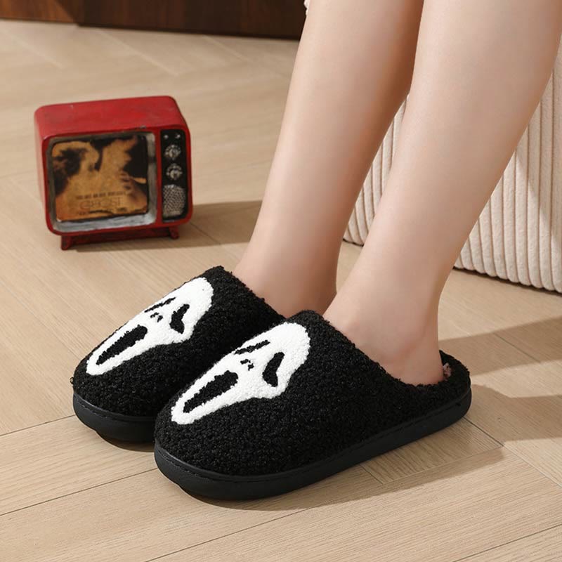 Chaussons grande taille motif cœur et main fantôme - image 4