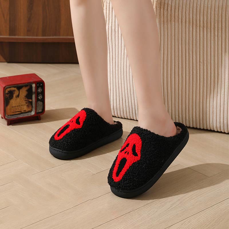 Chaussons grande taille motif cœur et main fantôme - image 3