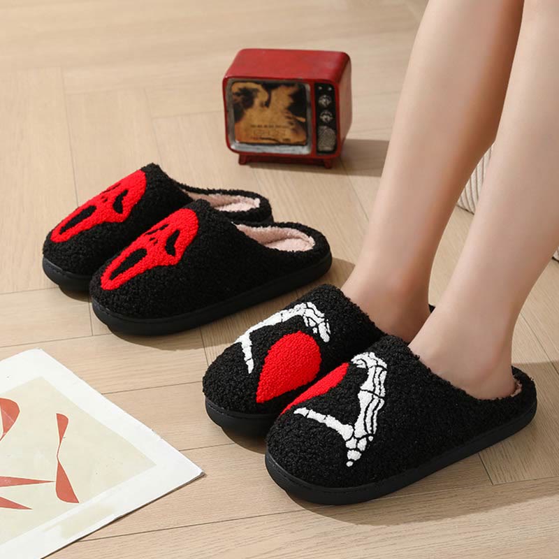 Chaussons grande taille motif cœur et main fantôme - image 0