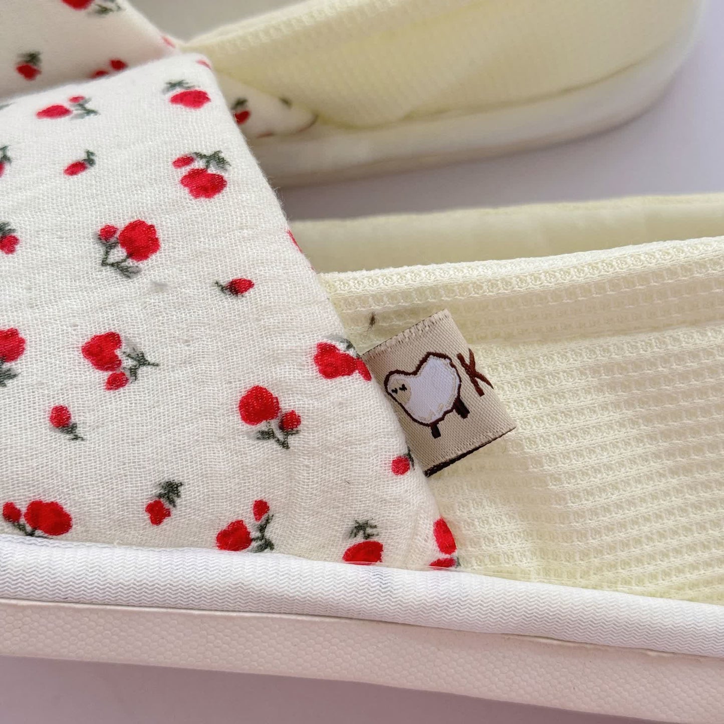 Chaussons d'intérieur en toile antidérapants à motif floral - image 5