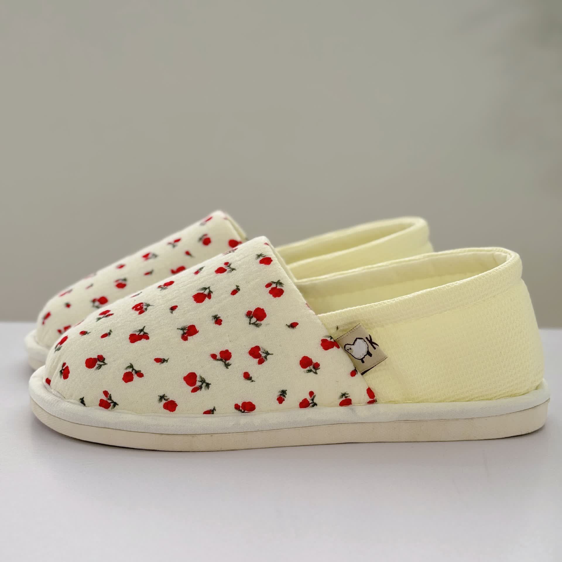 Chaussons d'intérieur en toile antidérapants à motif floral - image 1