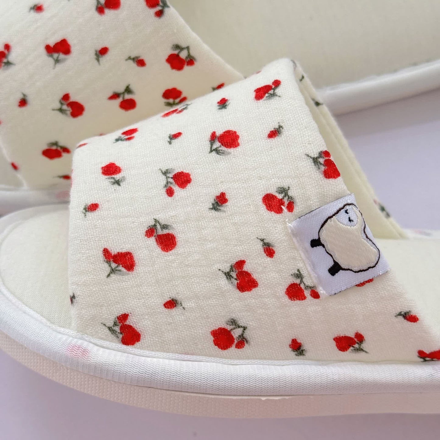 Chaussons ouverts en toile fleurie - image 8