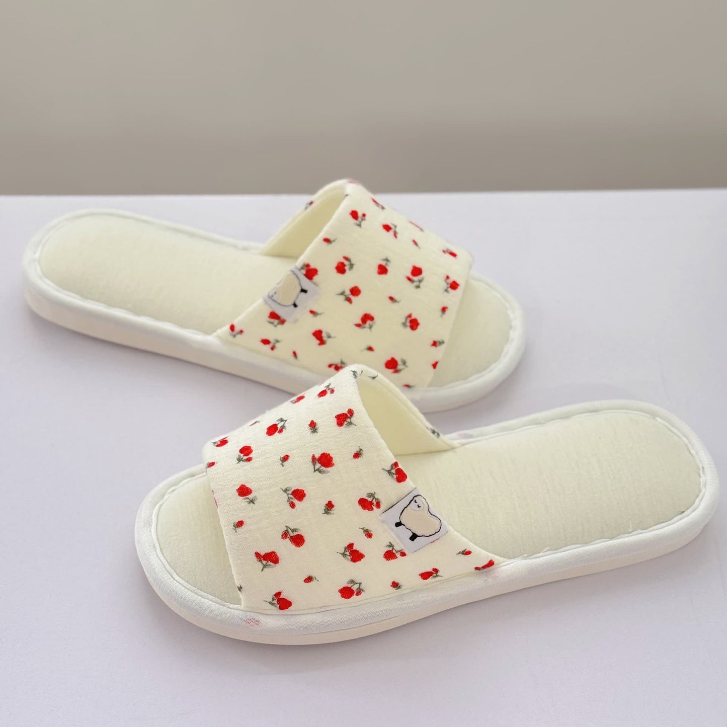 Chaussons ouverts en toile fleurie - image 3