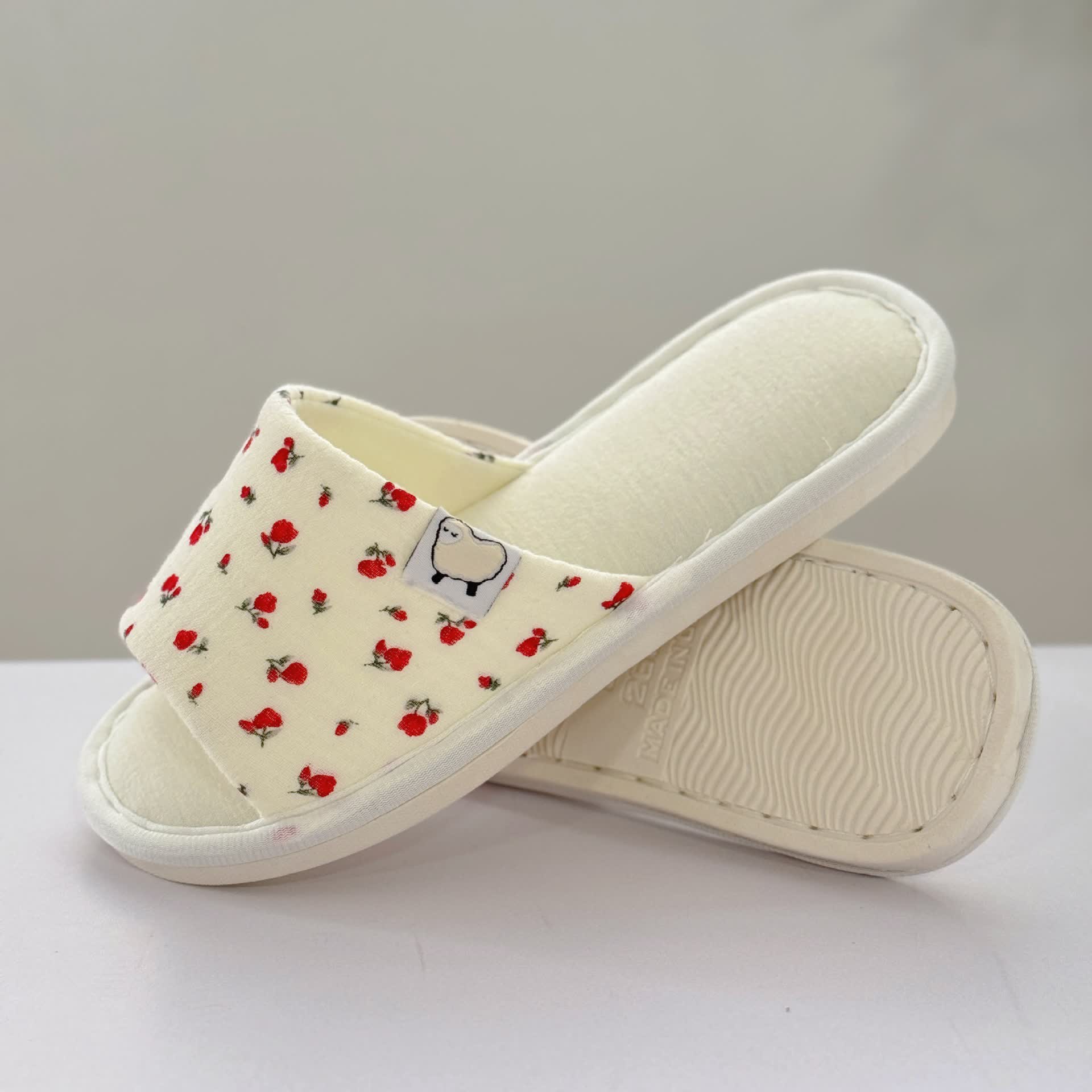Chaussons ouverts en toile fleurie - image 5