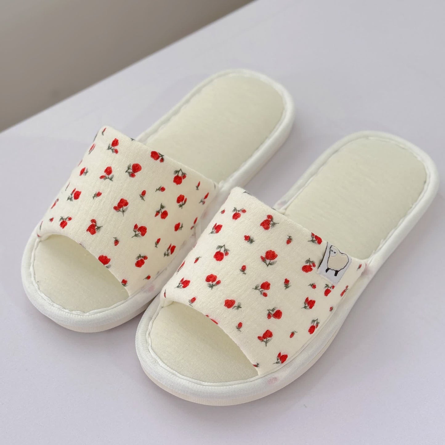 Chaussons ouverts en toile fleurie - image 1