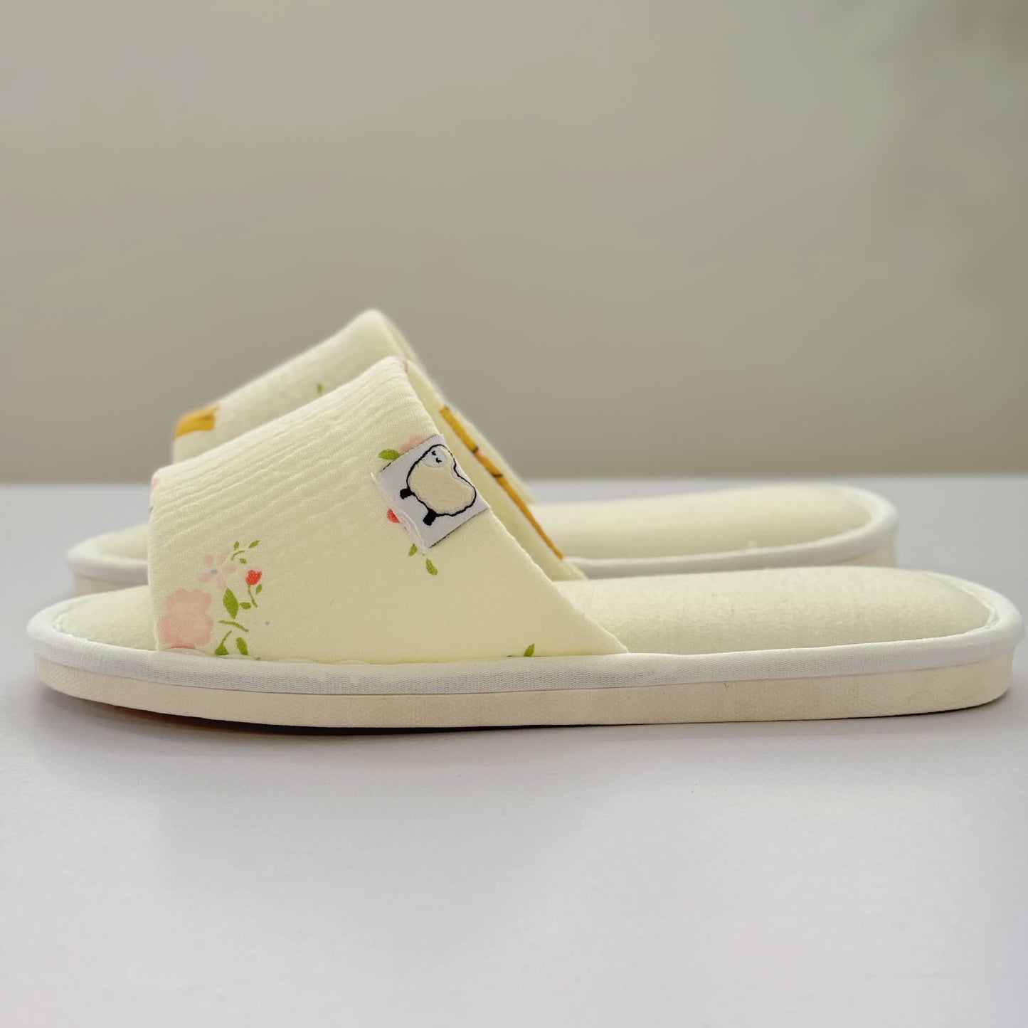 Chaussons élégants à bout ouvert en toile florale - image 2
