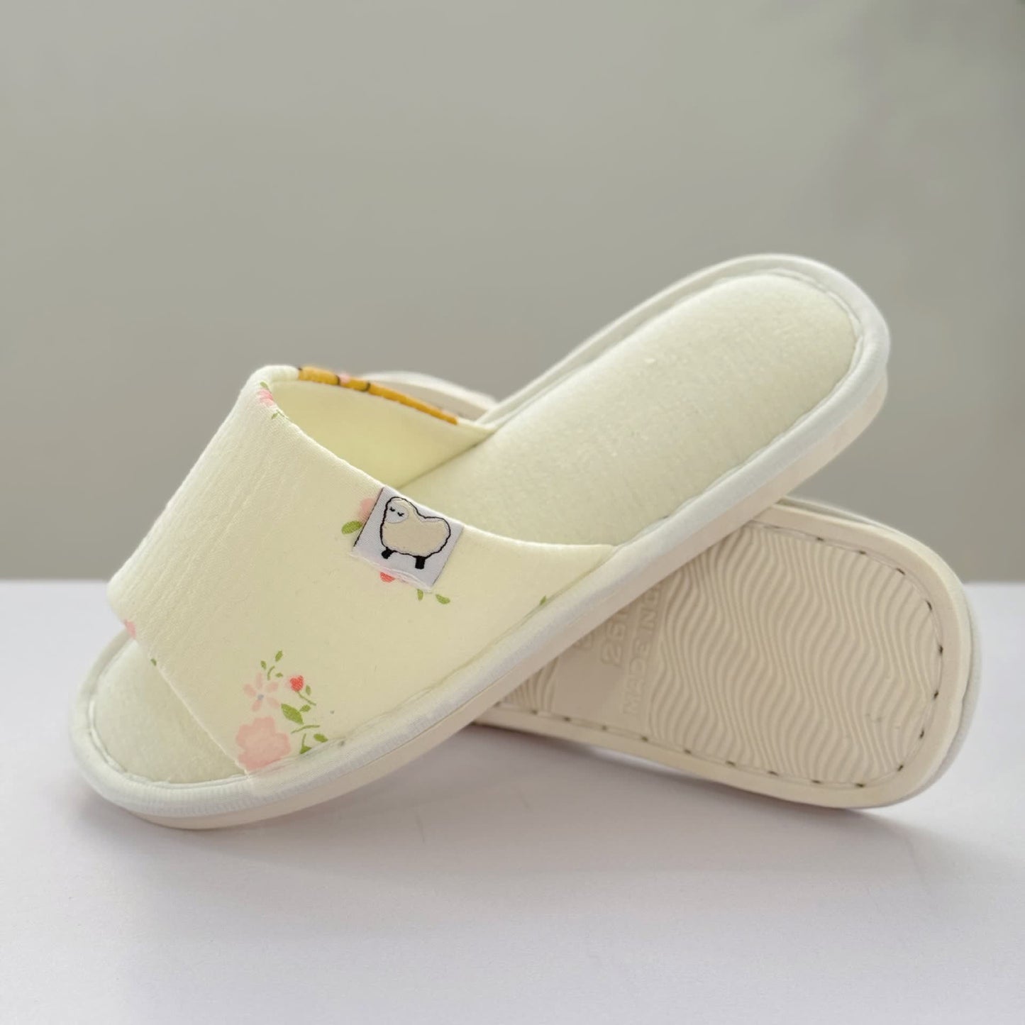 Chaussons élégants à bout ouvert en toile florale - image 3