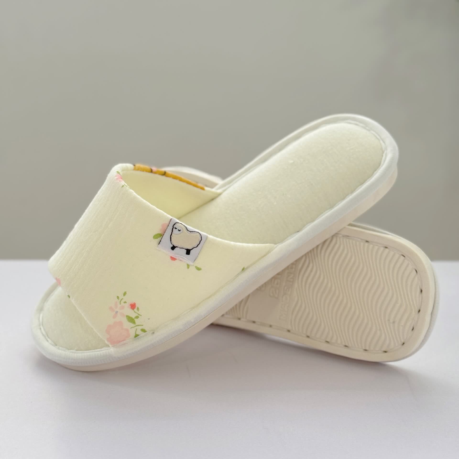 Chaussons élégants à bout ouvert en toile florale - image 3