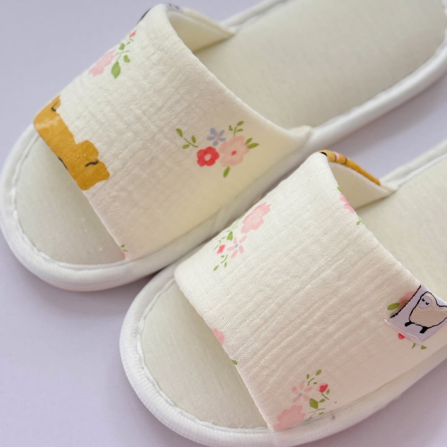 Chaussons élégants à bout ouvert en toile florale - image 4