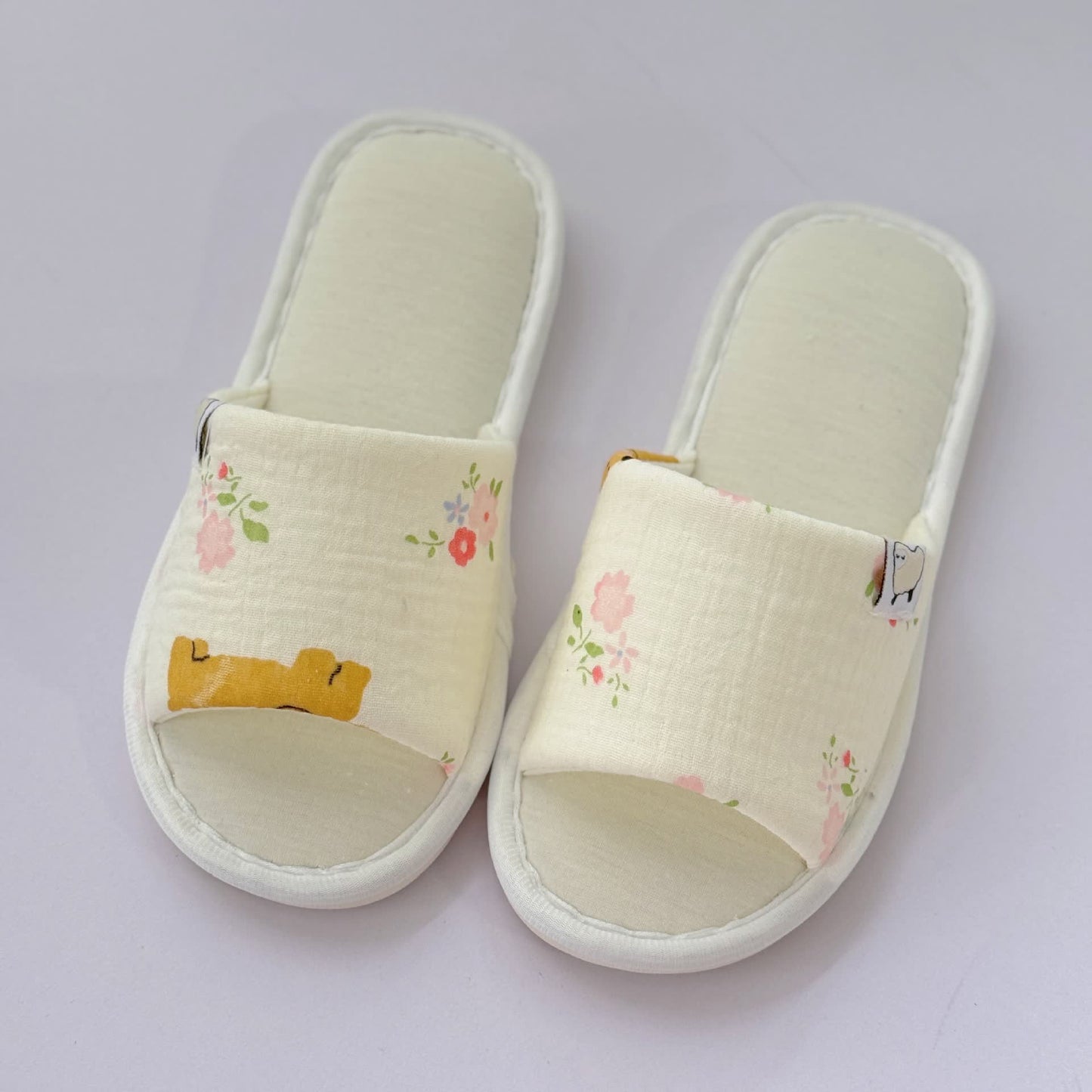Chaussons élégants à bout ouvert en toile florale - image 1
