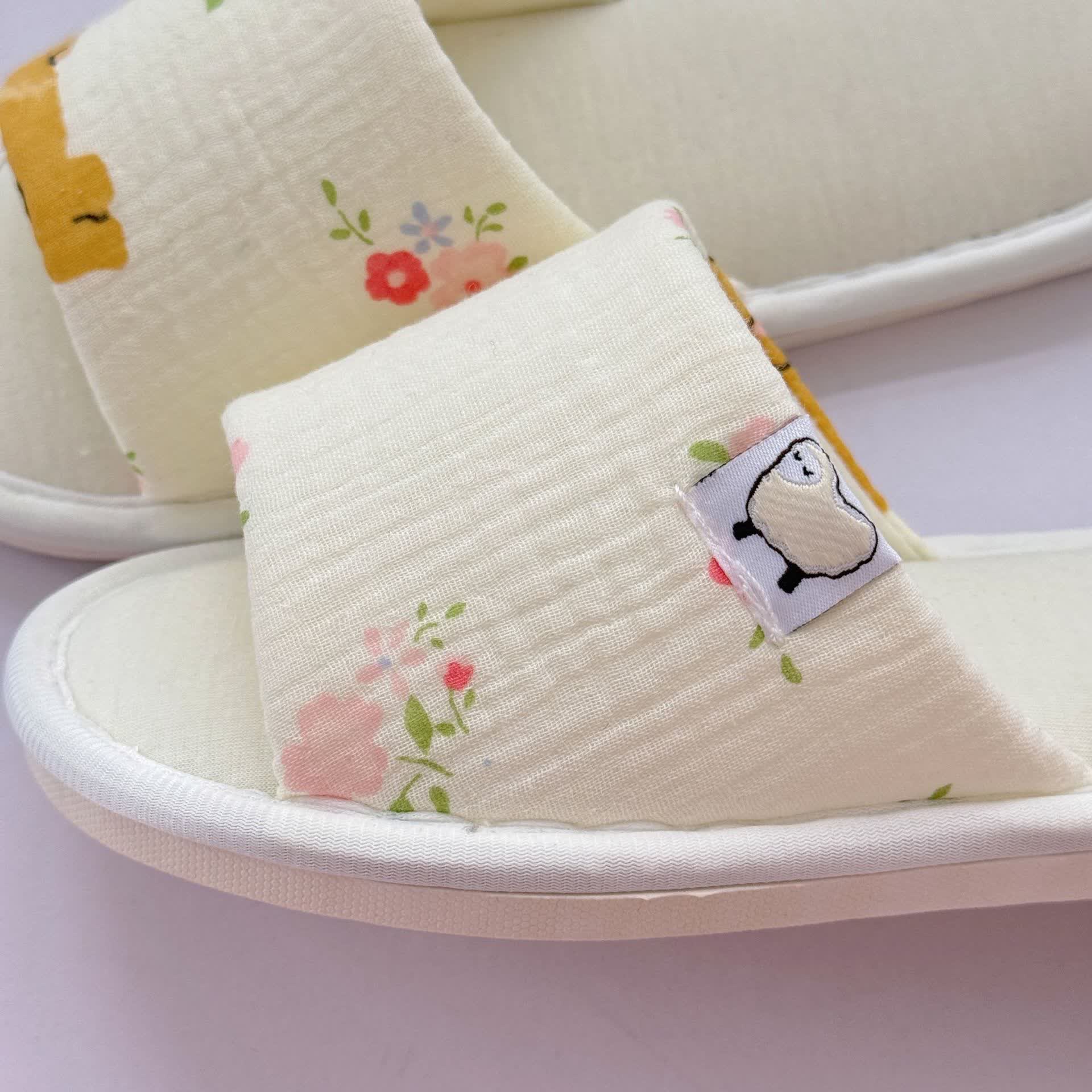 Chaussons élégants à bout ouvert en toile florale - image 5