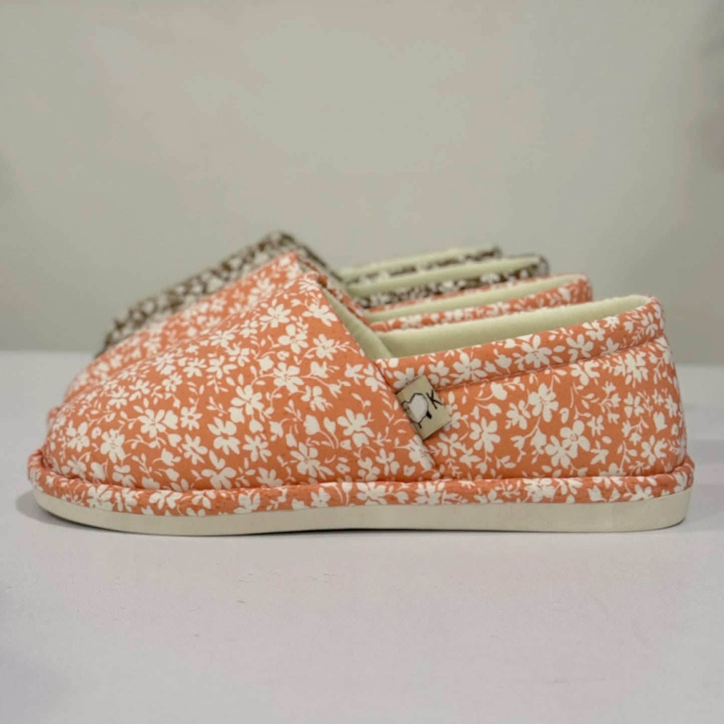 Chaussons d'intérieur antidérapants en toile à motif floral rustique - image 3