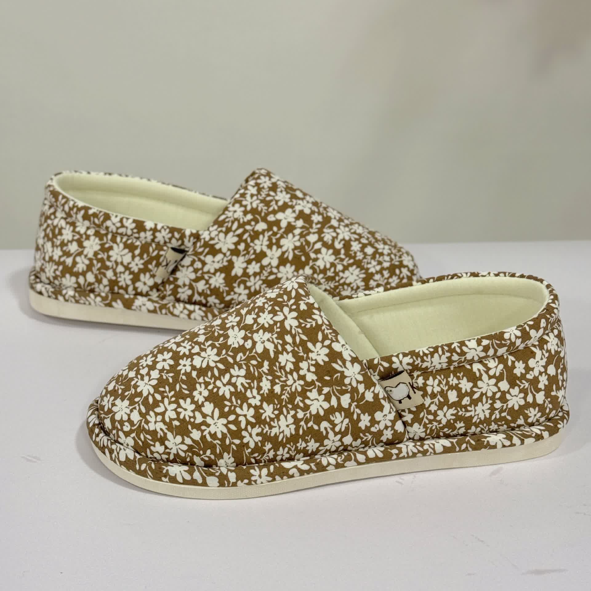 Chaussons d'intérieur antidérapants en toile à motif floral rustique - image 11