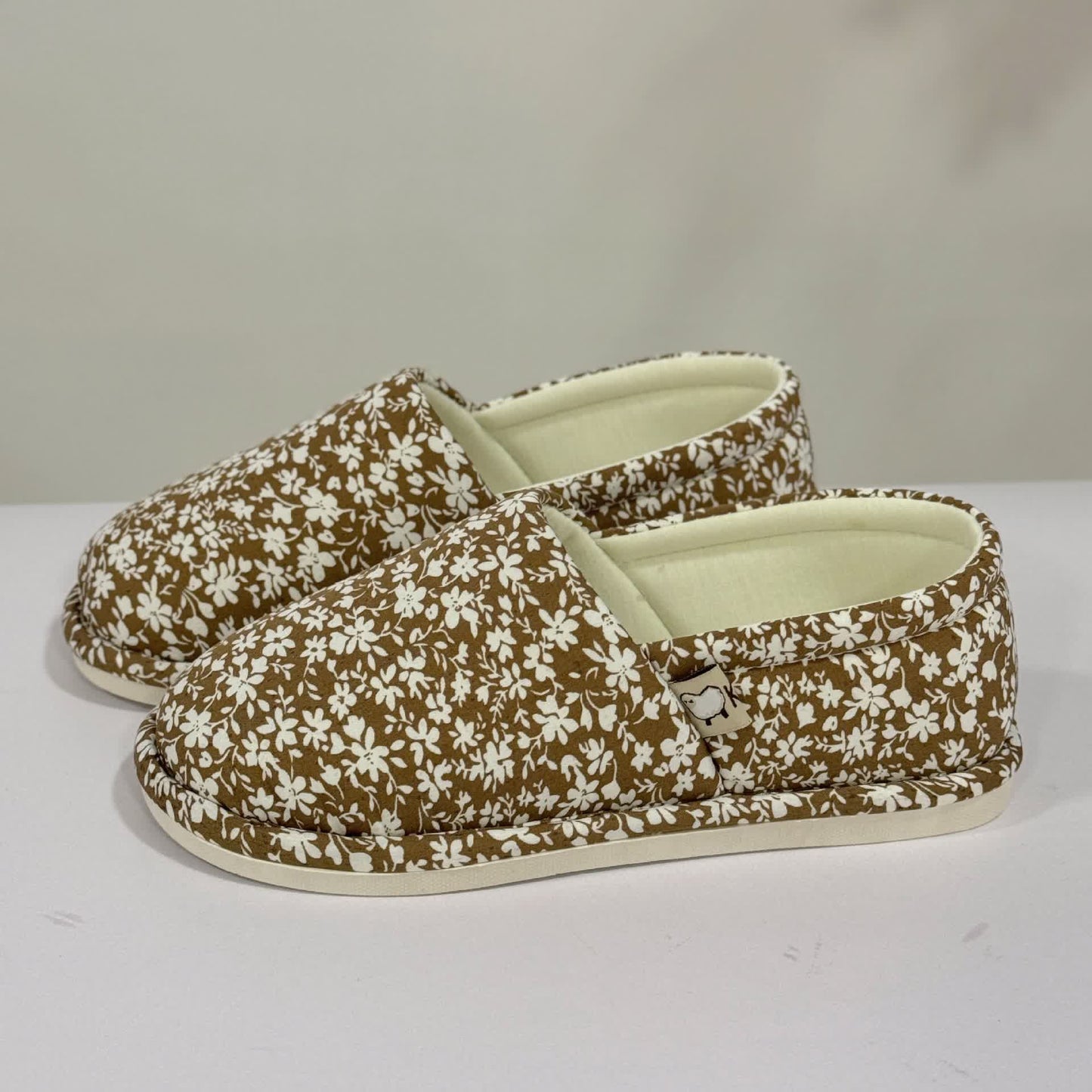 Chaussons d'intérieur antidérapants en toile à motif floral rustique - Café - US7.5-9 - image 9