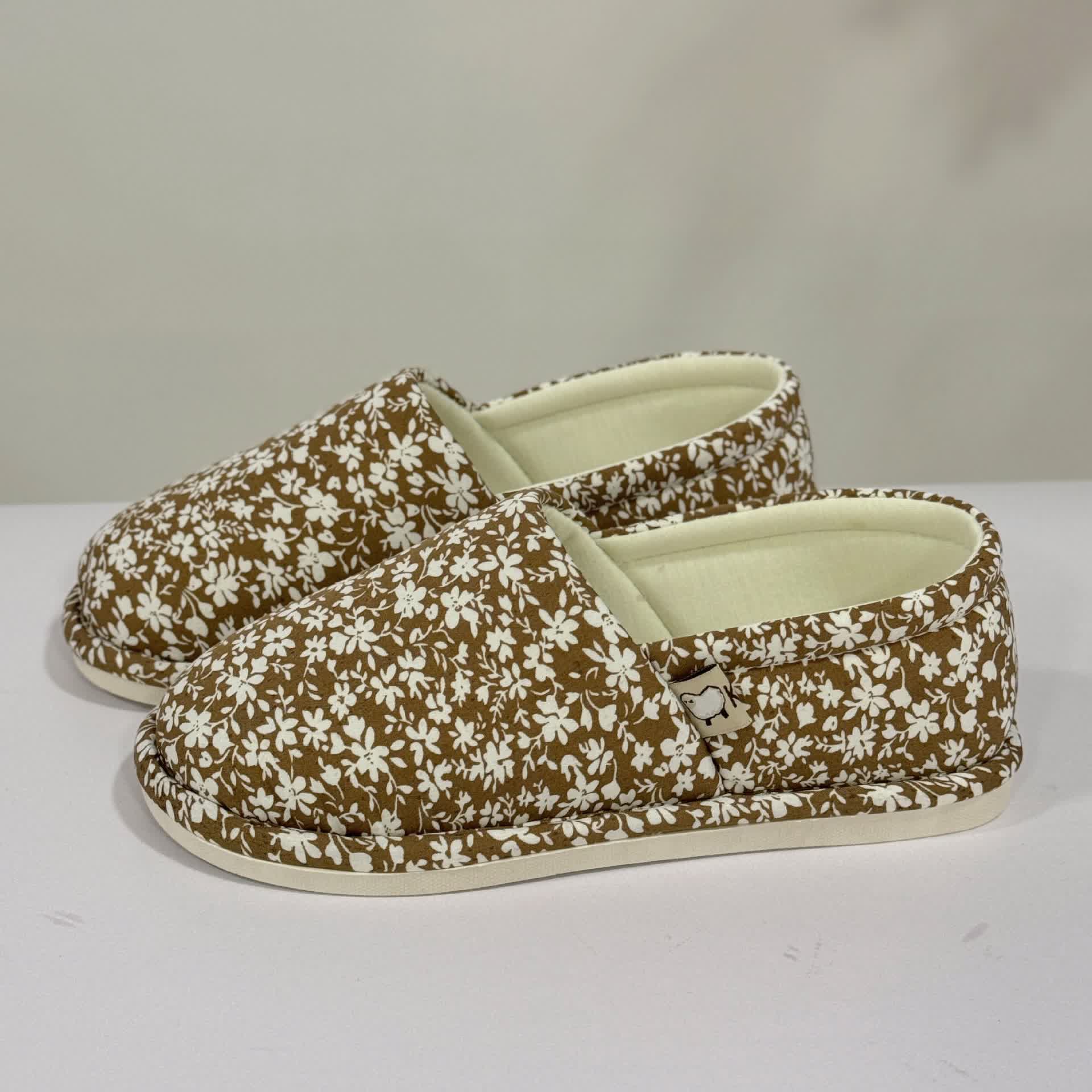 Chaussons d'intérieur antidérapants en toile à motif floral rustique - Café - US7.5-9 - image 9