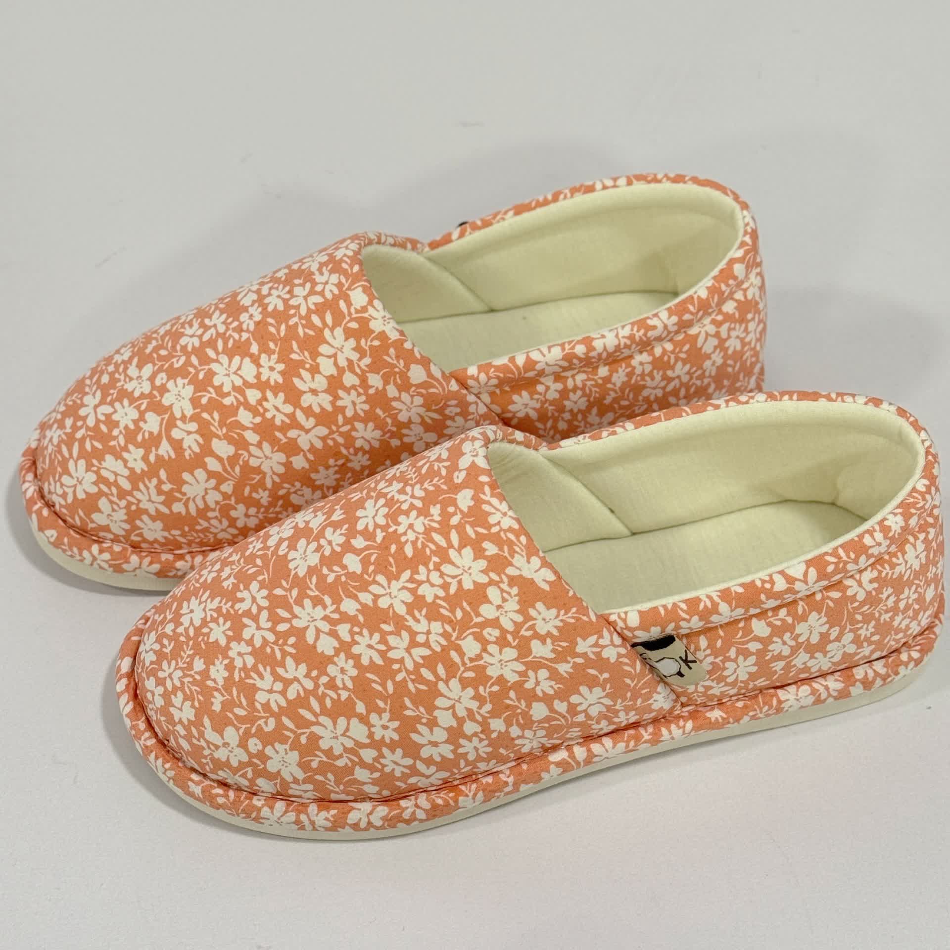 Chaussons d'intérieur antidérapants en toile à motif floral rustique - image 4