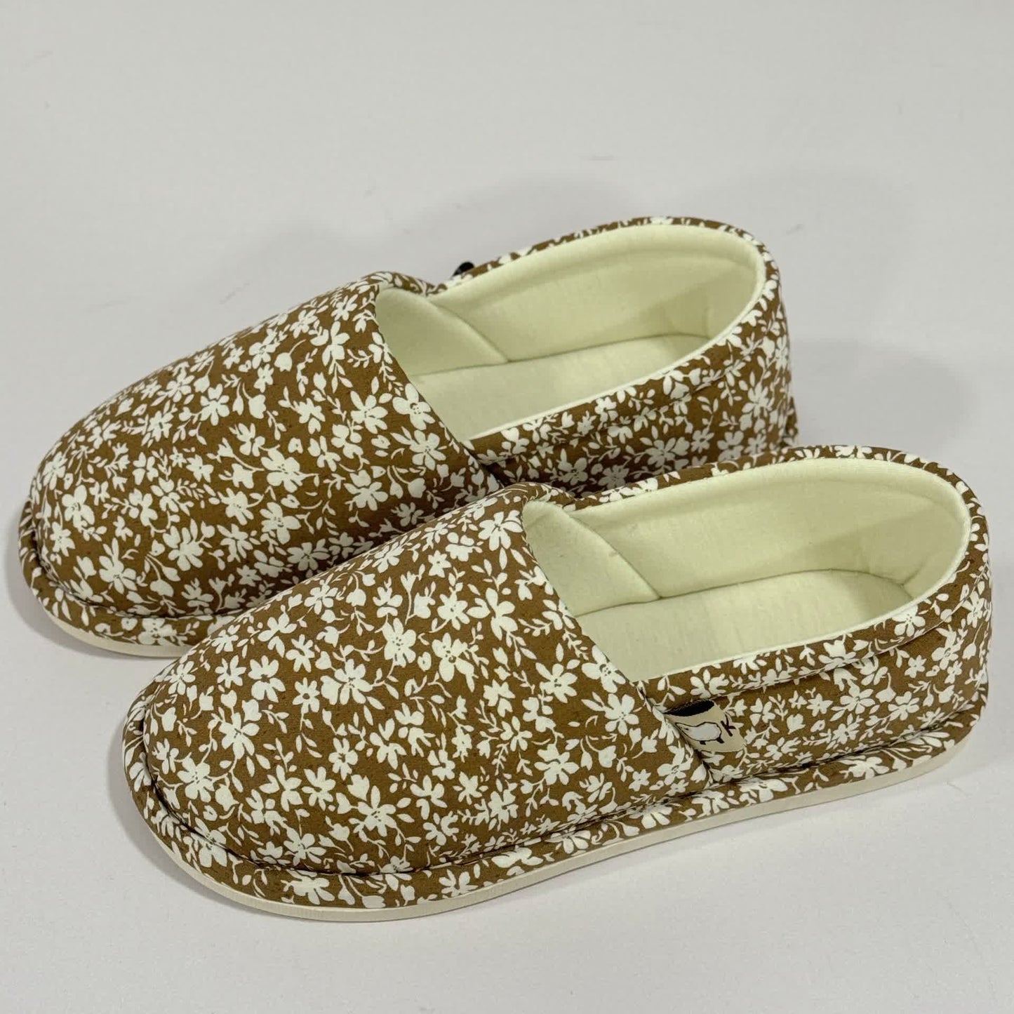 Chaussons d'intérieur antidérapants en toile à motif floral rustique - image 11