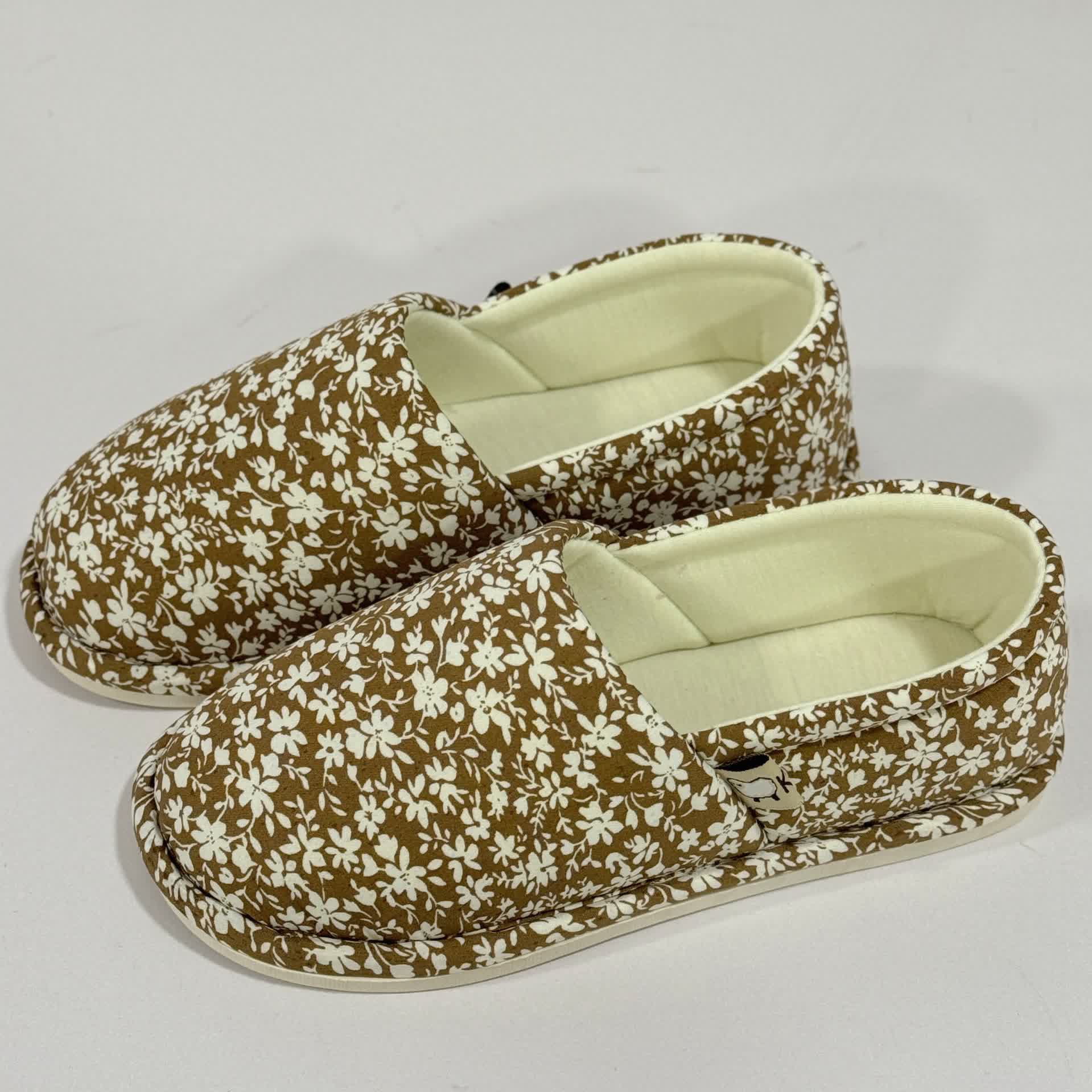 Chaussons d'intérieur antidérapants en toile à motif floral rustique - image 11