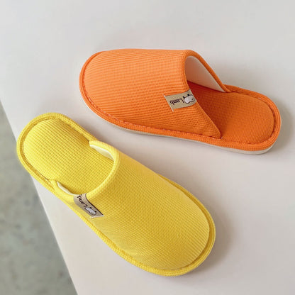 Chaussons simples gaufrés de couleur unie