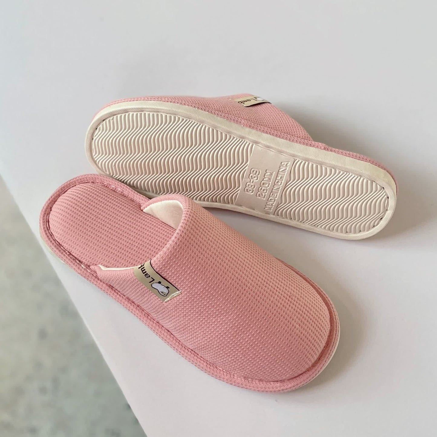 Chaussons simples gaufrés de couleur unie