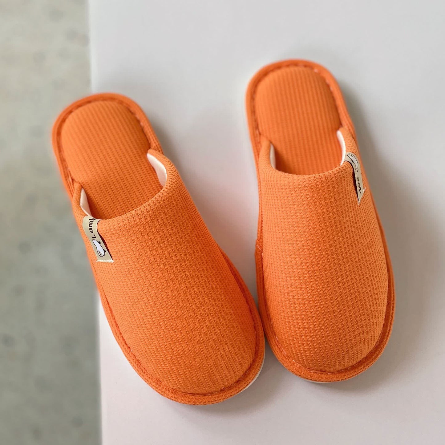 Chaussons simples gaufrés de couleur unie